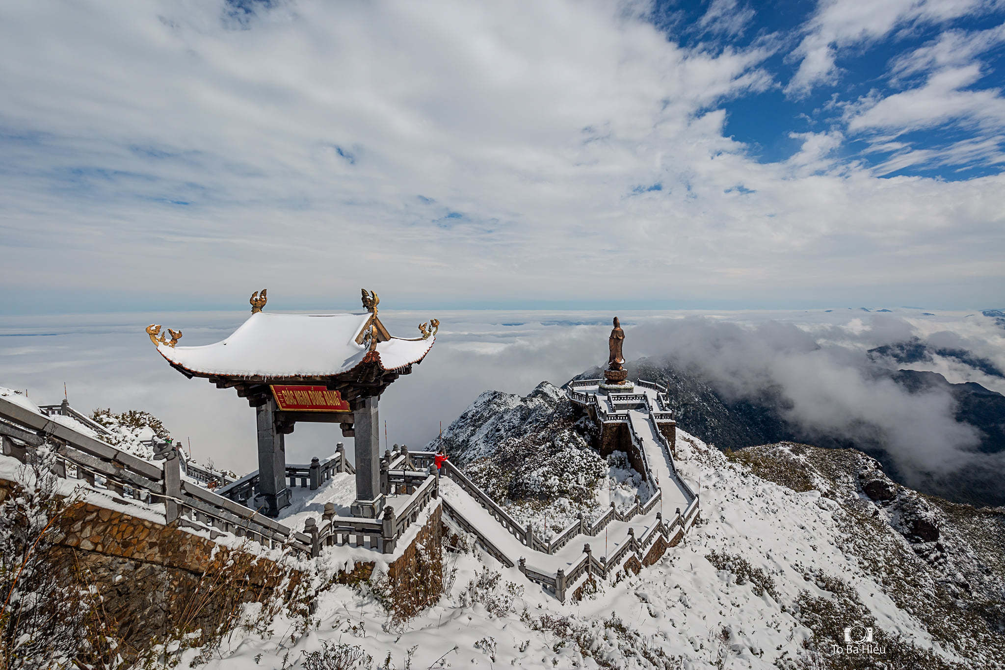 Du khách ùn ùn đặt tour Sa Pa, ăn ngủ trên đỉnh Fansipan chờ săn tuyết