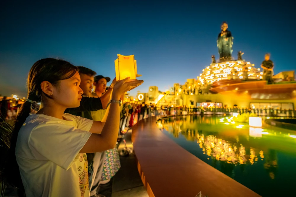 Việt Nam sắp có Đại tượng Phật Di Lặc bằng đá sa thạch lớn hàng đầu thế  giới | Vietnam+ (VietnamPlus)