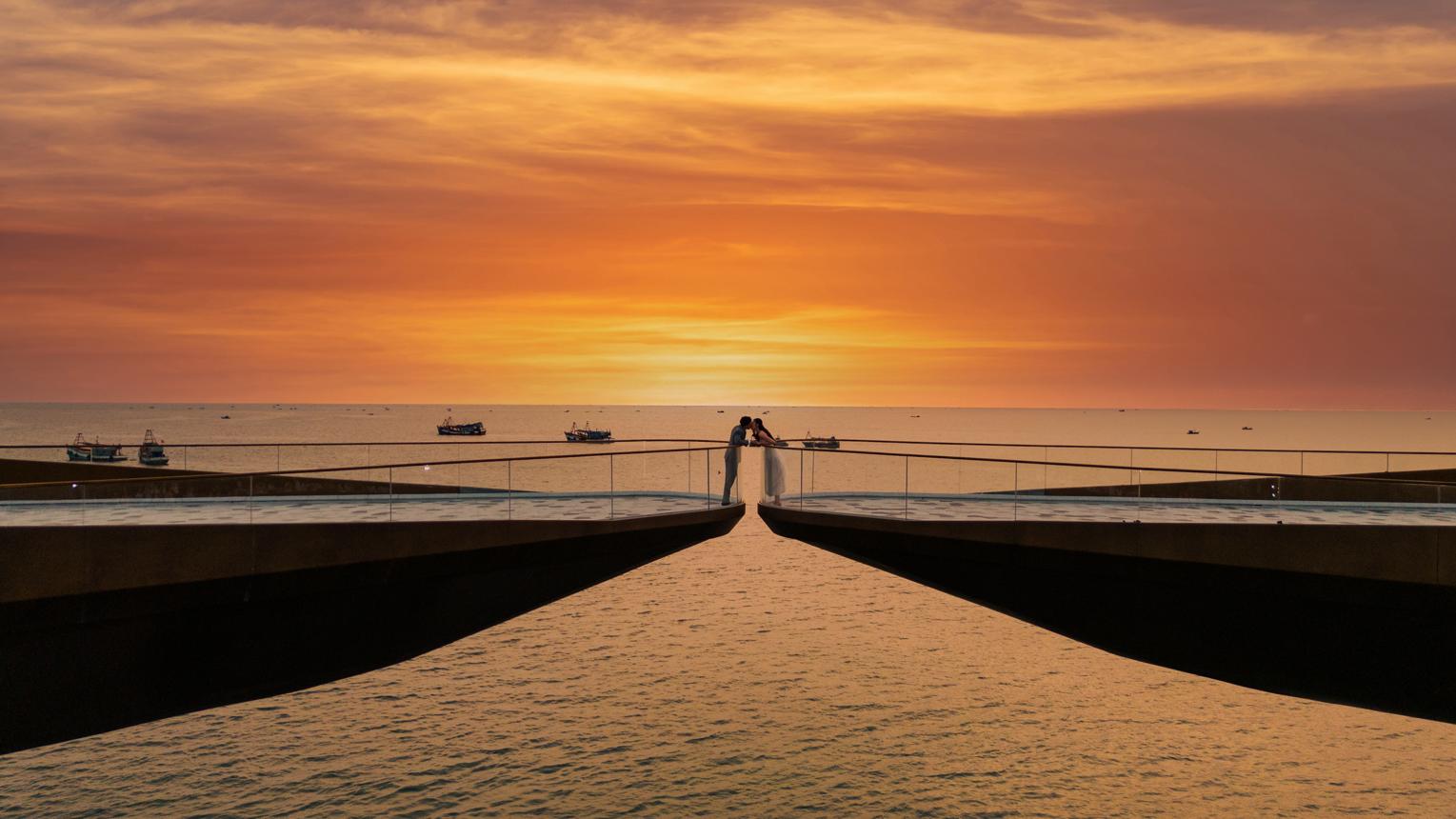 “Kiss Bridge” named as the world's most romantic spot to watch the sunset